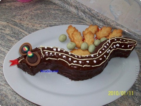Новогодний стол 2013 - Торт в виде Змеи - Торт Шоколадная Змея