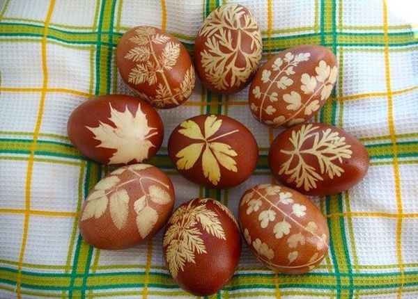 Как покрасить яйца в луковой шелухе с рисунком