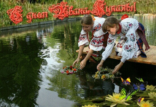 С Днем Ивана Купалы - фото: девушки пускают венки по воде