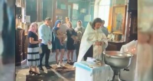 Скандальное крещение ребенка в Гатчине попало на видео, священник отстранен от служений