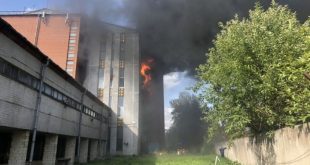 Пожар на складе свечей в Петербурге уже охватил 4000 квадратных метров