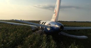 ВИДЕО: Попадание птицы в двигатель и аварийная посадка самолета Уральских авиалиний на поле