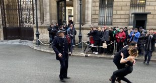 Femen разделись в Париже накануне встречи "нормандской четверки" в Елисейском дворце