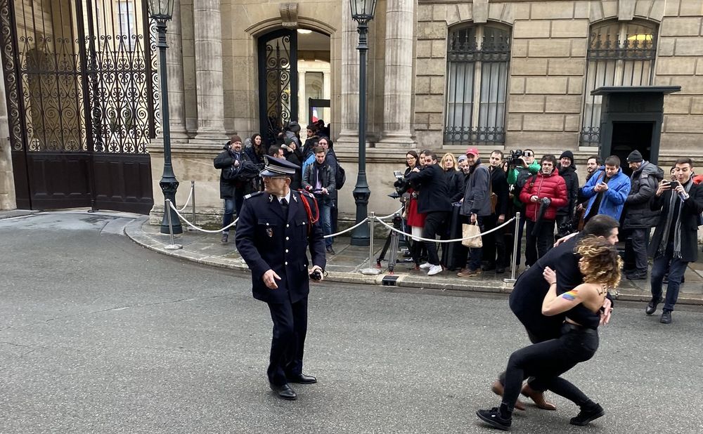 Femen разделись в Париже накануне встречи "нормандской четверки" в Елисейском дворце