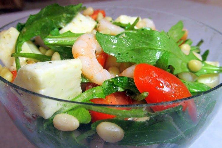 9. Витаминный салат с креветками и кедровыми орехами