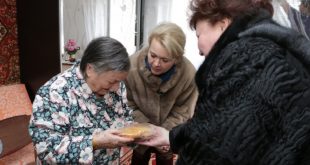 Батон и медалька: крымские чиновницы в норковых шубах подарили живущим в Керчи блокадникам "подарки"