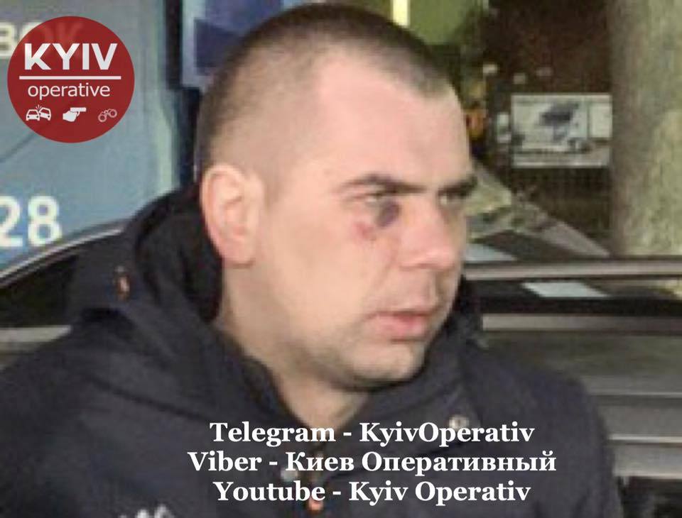 В Киеве пьяный водитель наехал на мать с ребенком и вырубился в полицейской машине
