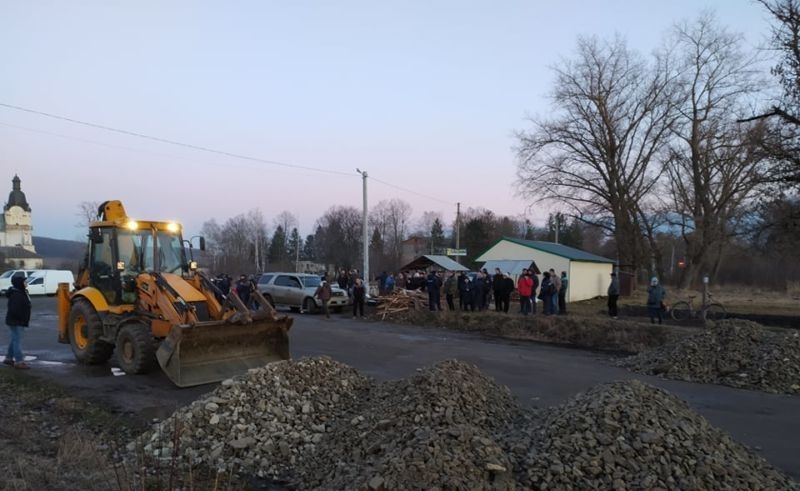 Блокпосты на Тернопольщине: местные против размещения эвакуированных из Уханя из-за коронавируса украинцев