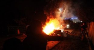 ФОТО, ВИДЕО: Протестующие в Новых Санжарах напали на автобусы с эвакуированными из Китая, бросают в окна камни