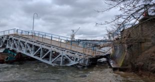 ВИДЕО: Ураган в Николаеве снес понтонный пешеходный мост, по которому шли люди