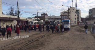 В Харькове транспортный коллапс: харьковчане бьют стекла трамваев и перекрывают движение, транспорт не ходит