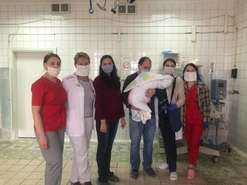 На Тернопольщине врачи перинатального центра спасли девочку, которая родилась весом 610 граммов