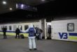 ВИДЕО: "Сделали экспресс-тесты и распустили по домам", - пассажиров прибывшего из Латвии поезда выпустили из вагонов