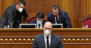 Карантин в Украине может быть ослаблен: "Люди не могут полгода сидеть без денег и работы", - премьер-министр Украины Шмыгаль