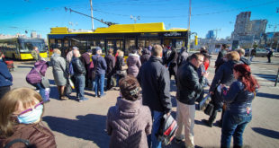 ВИДЕО: в Киеве пассажир вышвырнул кондуктора из троллейбуса: "Иди нах*й, ты, бл*дь, десятый"