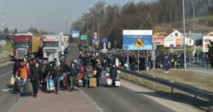 ВИДЕО: Украинцы спешат из Европы приехать домой на Пасху: снова появились огромные очереди на границе