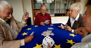 Карантин и возраст нипочем: итальянских пенсионеров полиция поймала в лесу за игрой в карты