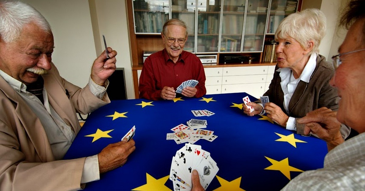 Карантин и возраст нипочем: итальянских пенсионеров полиция поймала в лесу за игрой в карты