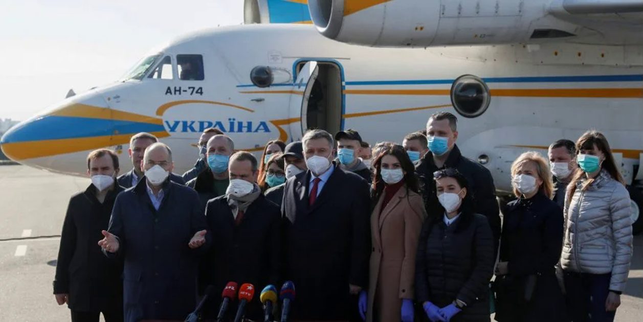 ВИДЕО: 20 украинских врачей на 2 недели отправились в Италию для помощи в борьбе с коронавирусом