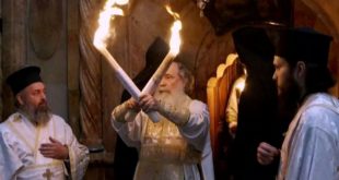 Днем 18 апреля в Иерусалиме прошла церемония схождения благодатного огня — вынос зажженных свечей из Гроба Господнего (кувуклии) из Иерусалимского Храма Воскресения.