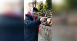 ВИДЕО: "Мне пох**, что я возле собора!", - прихожанка в Черновцах обматерила полицию и направилась в церковь