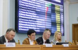 Члены ЦИК Украины обошли запрет Зеленского и получили по 200-300 тысяч гривен зарплат и премий в апреле