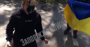 Сорвали и выбросили флаг Украины: в Запорожье задержали троих малолетних вандалов-"малороссов"