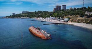 В Одессе снова произошла утечка из танкера Delfi, объявили чрезвычайную ситуацию и готовят 25 млн. гривен на подъем судна