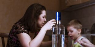 В Киеве двухлетнего ребенка госпитализировали с острым алкогольным отравлением: мать пила с подругами
