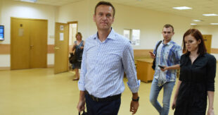 Лидер российской оппозиции Алексей Навальный попал в реанимацию с сильным токсическим отравлением