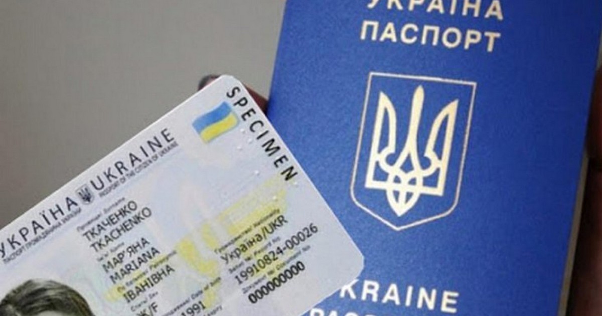 В Украине паспорта-книжечки полностью заменят на пластиковые карточки: заявление Кабмина