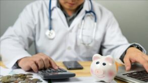 В Украине повысили зарплаты семейным врачам: доплачивать будут за каждого пациента