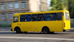 ВИДЕО: Не было удостоверения - агрессивный водитель в Киеве вышвырнул пассажира из маршрутки