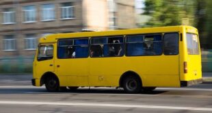 ВИДЕО: Не было удостоверения - агрессивный водитель в Киеве вышвырнул пассажира из маршрутки