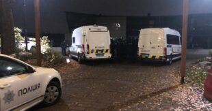 ВИДЕО: В Киеве полиции пришлось штурмовать элитный ресторан из-за нарушения карантина