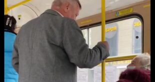 ВИДЕО: "Бабка, ты рот закрой": полицейский в трамвае в Одессе наехал на женщину из-за украинского языка