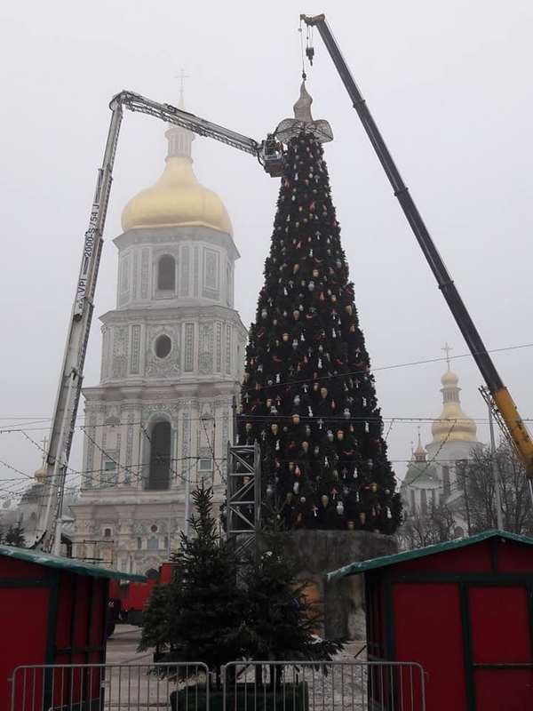 Скандал с елкой в Киеве: с главной елки страны сняли ведьмину "колдовскую" шляпу, ее заменят на звезду