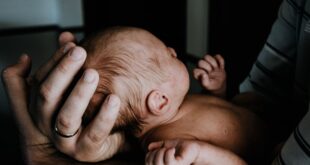 Поражено 90% легких: во Львове врачи борются за жизнь матери пятерых детей и ее новорожденной девочки