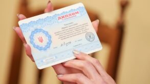 Умные не нужны: в Украине отменили "красные дипломы", теперь выпускникам ВУЗов нечем похвастаться