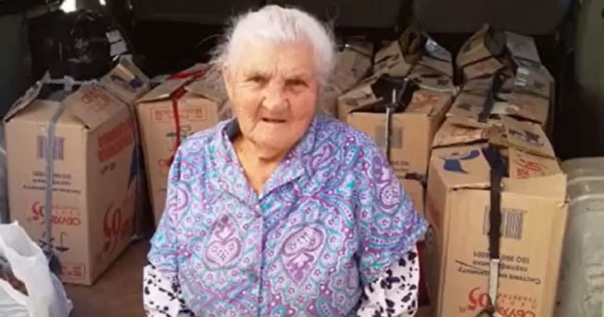 87-летняя бабушка-волонтер уже сшила для украинских воинов 10 тысяч пар теплых рукавиц и продолжает и далее помогать армии