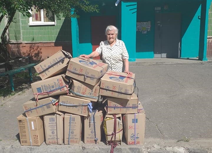 87-летняя бабушка-волонтер уже сшила для украинских воинов 10 тысяч пар теплых рукавиц и продолжает и далее помогать армии