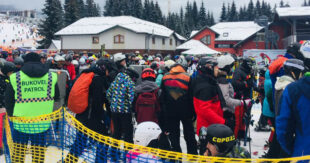 ВИДЕО: Локдаун в Буковеле отменяется: огромные толпы отдыхающих штурмуют подъемники горнолыжного курорта