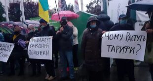 Протестующие перекрыли трассу Харьков-Киев из-за высоких цен на газ: "Нет тарифному геноциду!"
