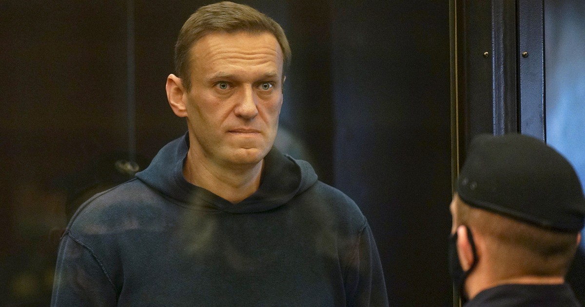 В России оппозиционера Алексея Навального отправили в тюрьму на 3,5 года. Суд сменил условный срок на реальный