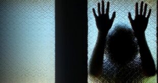 Волна суицидов среди подростков не утихает: под Полтавой обнаружили двух девочек с перерезанными запястьями