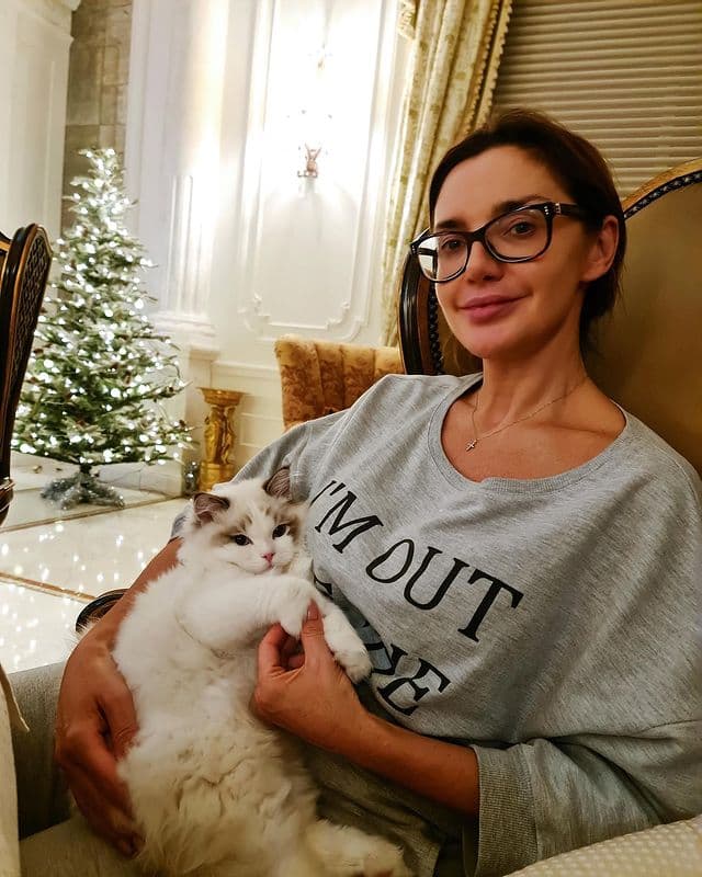 ФОТОПОДБОРКА: Теперь и не узнать: как сильно телеведущая Оксана Марченко изменилась после пластики