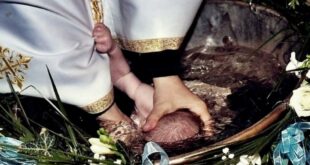 ВИДЕО: Православный священник утопил младенца во время крещения: общественность требует внести поправки в правила проведения обряда