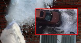 ВИДЕО: "Не повезло": в Киеве огромная глыба льда растрощила дорогой внедорожник, припаркованный под домом