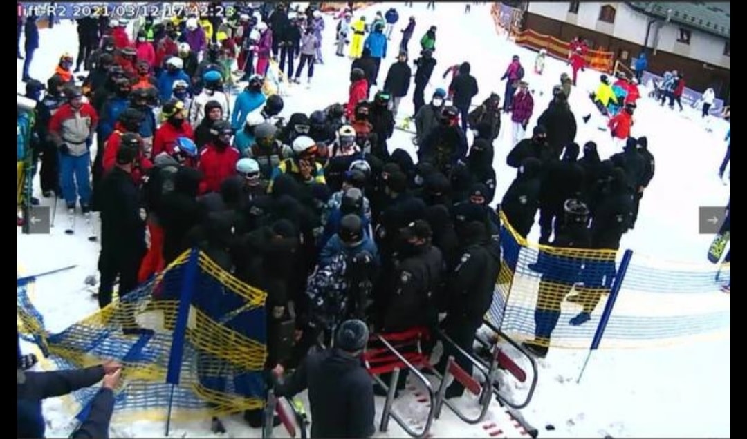 ВИДЕО: Прямо сейчас полиция блокирует Буковель, но разгневанные отдыхающие ломают ограждения