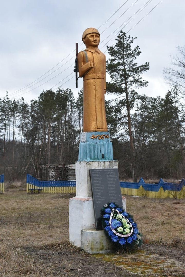 ФОТО: На Житомирщине памятник погибшим воинам напоминает Путина: разгорается скандал